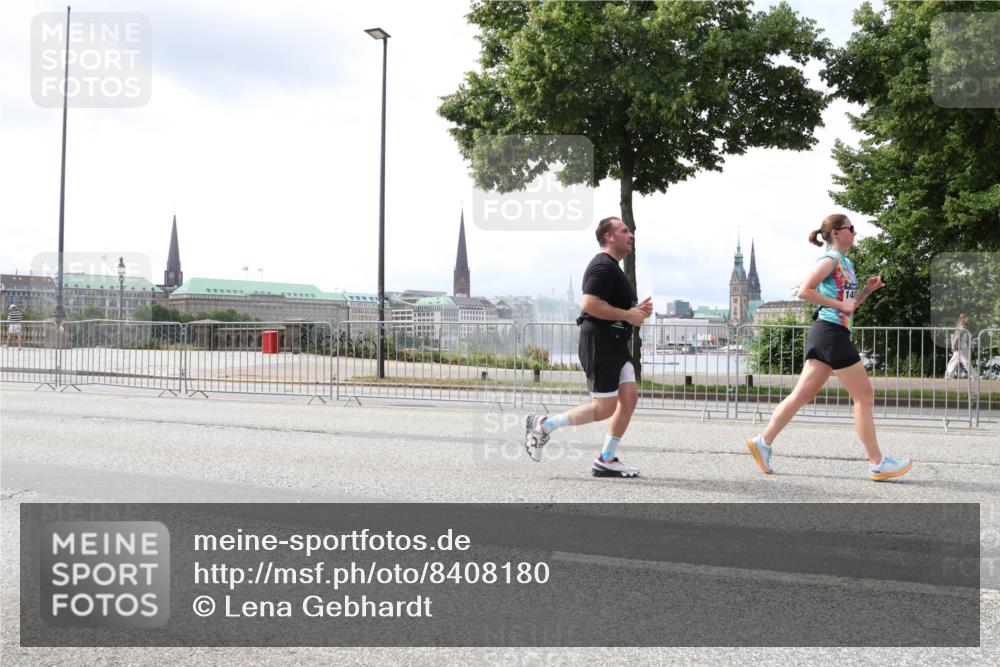 29.06.2025 - hella hamburg halbmarathon Lena Gebhardt http://msf.ph/oto/8408180 29.06.2025 10:41:31 Lombardsbrücke 1314, 1317, 1509, 1536, 1542, 1623, 1731, 2153, 2229, 2258, 2805, 3344, 3532, 3533, 3623, 4412, 4415, 4541, 4610, 4638, 4787, 5086, 5225, 5432, 5549, 5688, 5689, 5928, 5942, 6088, 6250, 6320, 6450, 6474, 6618, 6793, 6894, 7022, 7023, 7477, 7661, 7821, 7829, 7968, 8004, 8162, 8163, 8293, 8300, 8301, 8385, 8443, 8586, 8751, 8769, 8848, 8878, 8897, 8992, 9588, 9962, 10181, 10269, 10348, 10407, 10483, 10835, 11011, 11166 meine-sportfotos.de