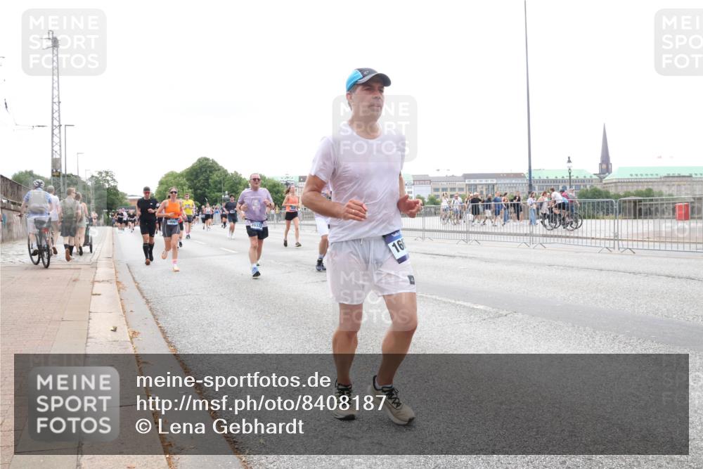 29.06.2025 - hella hamburg halbmarathon Lena Gebhardt http://msf.ph/oto/8408187 29.06.2025 10:50:40 Lombardsbrücke 16, 1129, 1208, 1259, 1828, 1930, 2047, 2200, 2358, 2859, 3184, 3203, 3229, 3647, 3680, 3710, 3805, 3838, 3897, 4168, 4642, 4695, 4771, 4848, 4961, 5119, 5131, 5997, 6178, 6680, 7133, 7141, 7161, 7505, 7677, 7938, 8200, 8299, 8779, 8833, 8834, 8986, 9096, 9168, 9933, 10029, 10286, 10437, 10552, 10614, 10636, 10744, 11426, 11577, 11696, 11716, 12079, 12392, 12393, 13887, 14102, 14144, 14534, 14591, 14940, 15017, 15230, 15416 meine-sportfotos.de