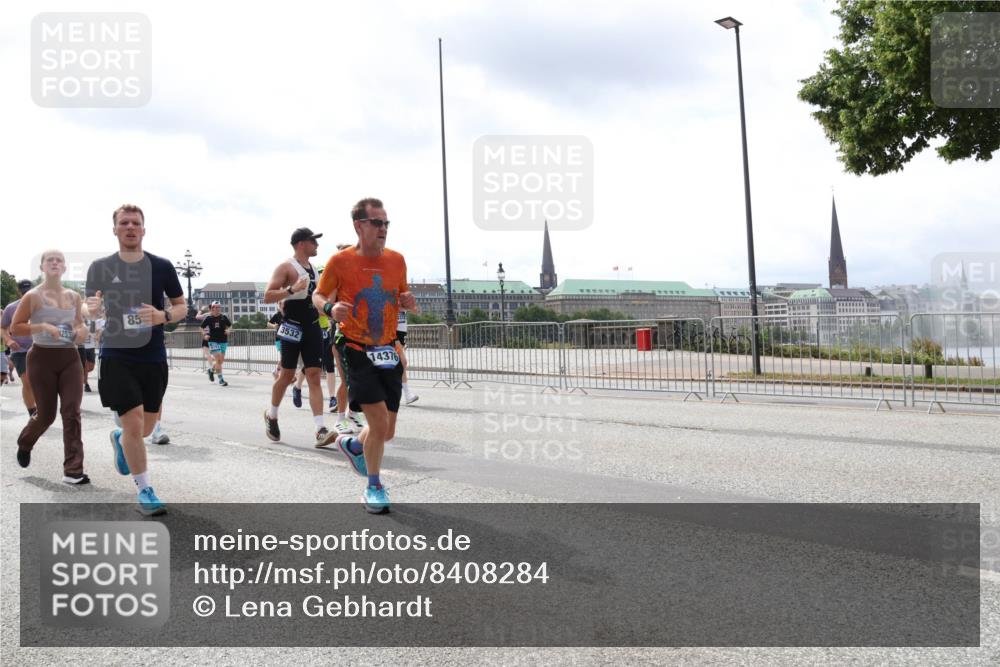 29.06.2025 - hella hamburg halbmarathon Lena Gebhardt http://msf.ph/oto/8408284 29.06.2025 10:41:31 Lombardsbrücke 253, 85, 3532, 14376, 1314, 1317, 1509, 1536, 1542, 1623, 1731, 2153, 2229, 2258, 2805, 3344, 3532, 3533, 3623, 4412, 4415, 4541, 4610, 4638, 4787, 5086, 5225, 5432, 5549, 5688, 5689, 5928, 5942, 6088, 6250, 6320, 6450, 6474, 6618, 6793, 6894, 7022, 7023, 7477, 7661, 7821, 7829, 7968, 8004, 8162, 8163, 8293, 8300, 8301, 8385, 8443, 8586, 8751, 8769, 8848, 8878, 8897, 8992, 9588, 9962, 10181, 10269, 10348, 10407, 10483, 10835, 11011, 11166 meine-sportfotos.de