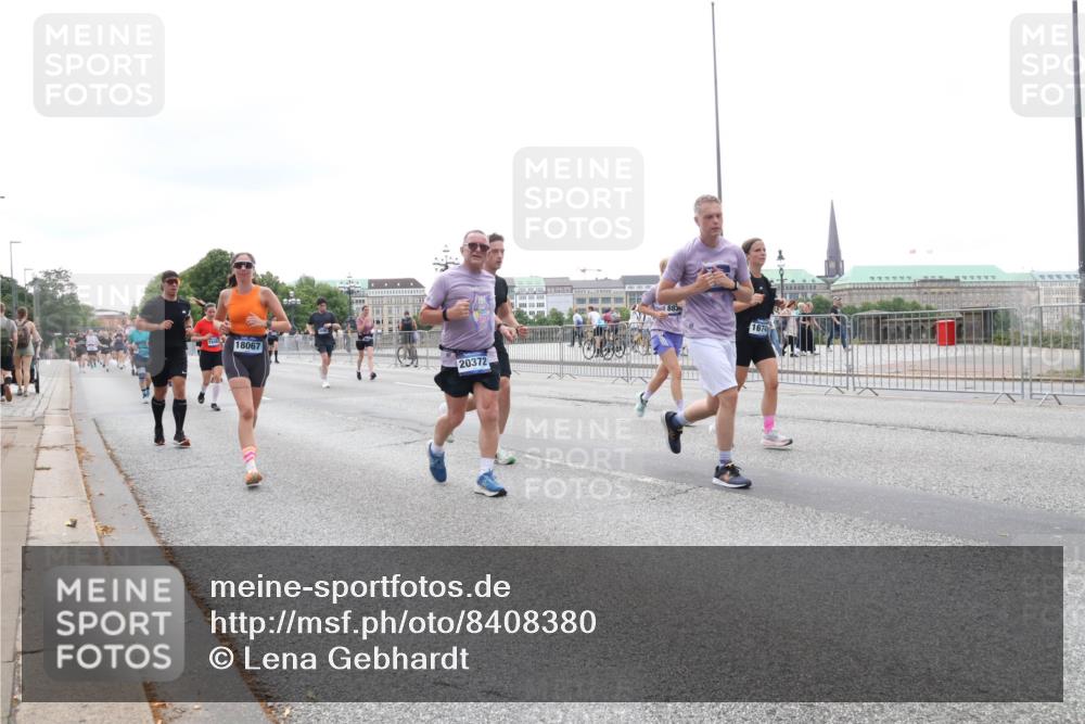 29.06.2025 - hella hamburg halbmarathon Lena Gebhardt http://msf.ph/oto/8408380 29.06.2025 10:50:42 Lombardsbrücke 18067, 20372, 1674, 1129, 1208, 1259, 1828, 1930, 2047, 2200, 2358, 2859, 3184, 3203, 3229, 3647, 3680, 3710, 3805, 3838, 3897, 4168, 4642, 4695, 4771, 4848, 4961, 5119, 5131, 6178, 6680, 7133, 7141, 7161, 7505, 7677, 7825, 7938, 8200, 8299, 8779, 8833, 8834, 8986, 9096, 9168, 9933, 10029, 10286, 10437, 10552, 10614, 10636, 10744, 11426, 11577, 11696, 11716, 12079, 12392, 12393, 13887, 14102, 14144, 14534, 14591, 14940, 15017, 15230, 15416 meine-sportfotos.de