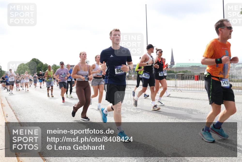 29.06.2025 - hella hamburg halbmarathon Lena Gebhardt http://msf.ph/oto/8408424 29.06.2025 10:41:32 Lombardsbrücke 1536, 3623, 10181, 253, 1209, 85, 3532, 3533, 1437, 1314, 1509, 1536, 1542, 1623, 1712, 1731, 2153, 2229, 2258, 2805, 3344, 3532, 3533, 3623, 4412, 4415, 4541, 4610, 4638, 4787, 5086, 5225, 5432, 5688, 5689, 5928, 5942, 6088, 6250, 6320, 6450, 6474, 6618, 6793, 6894, 7022, 7023, 7477, 7661, 7821, 7829, 7968, 8004, 8162, 8163, 8293, 8300, 8301, 8385, 8443, 8586, 8751, 8769, 8848, 8878, 8897, 8992, 9588, 9962, 10181, 10269, 10348, 10407, 10483, 10835, 11011, 11166 meine-sportfotos.de