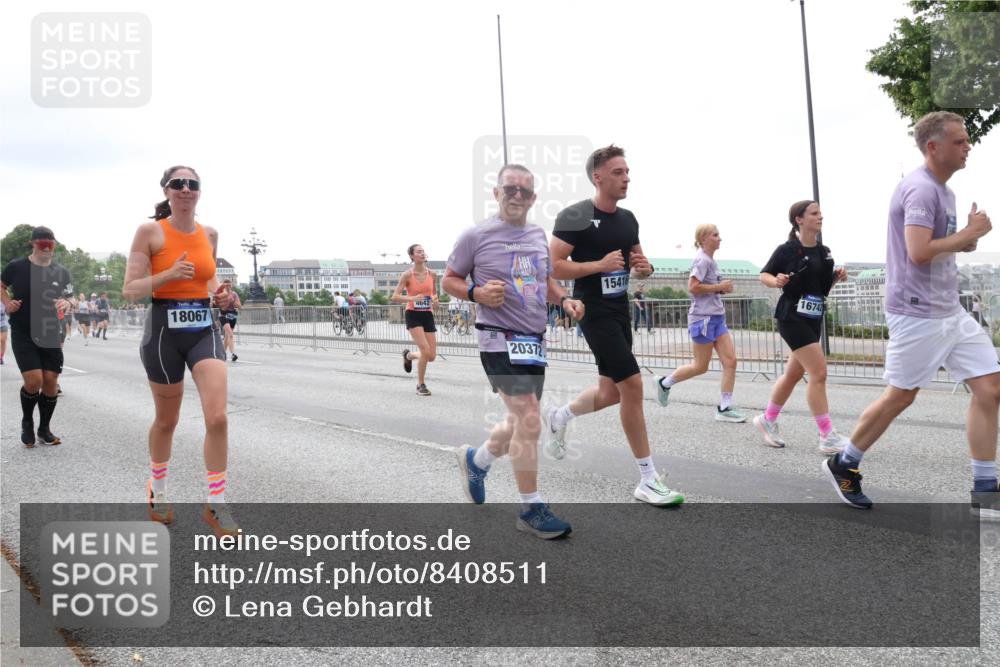 29.06.2025 - hella hamburg halbmarathon Lena Gebhardt http://msf.ph/oto/8408511 29.06.2025 10:50:43 Lombardsbrücke 18067, 20372, 15416, 16742, 1129, 1208, 1259, 1828, 1930, 2047, 2200, 2358, 2859, 3184, 3203, 3229, 3647, 3680, 3710, 3805, 3838, 3897, 4168, 4642, 4695, 4771, 4848, 4961, 5119, 5131, 6178, 6680, 7133, 7141, 7161, 7505, 7677, 7825, 7938, 8200, 8299, 8779, 8833, 8834, 8986, 9096, 9168, 9933, 10029, 10286, 10437, 10552, 10614, 10636, 10744, 11426, 11577, 11696, 12392, 12393, 13887, 14102, 14144, 14534, 14591, 14940, 15017, 15230, 15416 meine-sportfotos.de