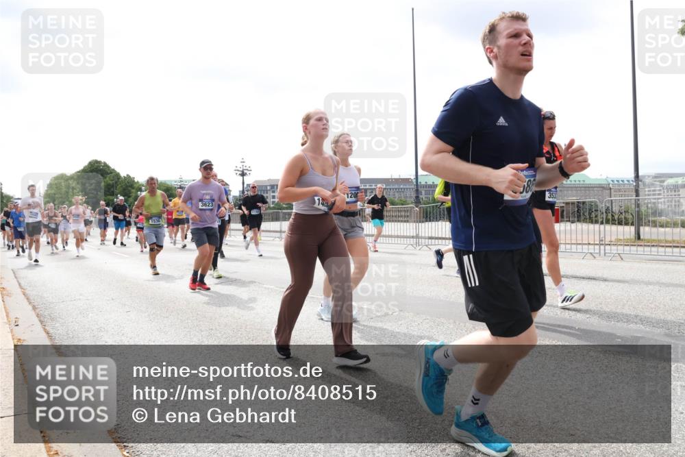 29.06.2025 - hella hamburg halbmarathon Lena Gebhardt http://msf.ph/oto/8408515 29.06.2025 10:41:33 Lombardsbrücke 1536, 3623, 11166, 14, 120, 586, 3533, 1314, 1509, 1536, 1542, 1623, 1712, 1731, 2153, 2229, 2258, 2805, 3344, 3532, 3533, 3623, 4412, 4415, 4541, 4610, 4638, 4787, 5086, 5225, 5432, 5688, 5689, 5928, 5942, 6088, 6250, 6320, 6450, 6474, 6618, 6793, 6894, 7022, 7023, 7477, 7661, 7821, 7968, 8004, 8162, 8163, 8293, 8300, 8301, 8385, 8443, 8586, 8751, 8769, 8848, 8878, 8897, 8992, 9588, 9962, 10181, 10269, 10348, 10407, 10483, 10835, 11011, 11166 meine-sportfotos.de