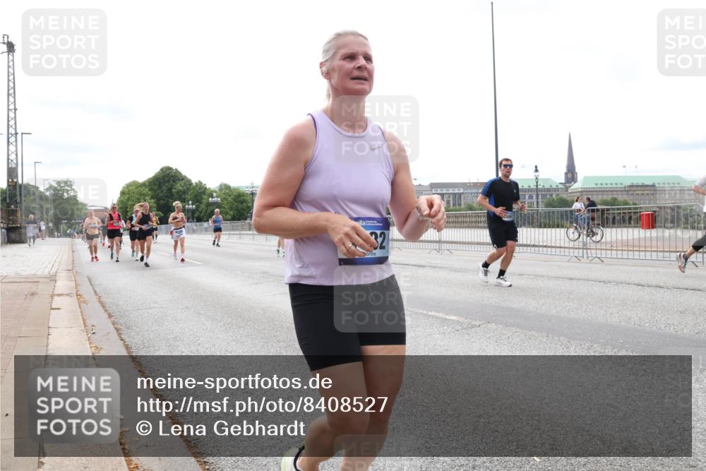 29.06.2025 - hella hamburg halbmarathon Lena Gebhardt http://msf.ph/oto/8408527 29.06.2025 10:24:48 Lombardsbrücke 32, 1064, 1352, 1395, 1740, 2108, 2132, 2249, 2280, 2477, 2944, 3053, 3099, 3113, 3132, 3421, 3786, 4008, 4010, 4111, 4162, 4221, 4444, 4464, 5126, 5138, 5829, 5830, 6261, 6478, 6570, 7778, 7975, 9573, 10907, 11400, 11651, 11816, 11817, 12070, 12303, 13111, 13113, 13380, 13573, 13638, 14143, 14649, 14898, 15124, 15153, 15942, 15975, 17185, 17535, 17954, 18194, 18198 meine-sportfotos.de