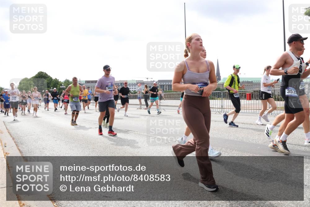 29.06.2025 - hella hamburg halbmarathon Lena Gebhardt http://msf.ph/oto/8408583 29.06.2025 10:41:33 Lombardsbrücke 1536, 3623, 13, 353, 353, 353, 1314, 1509, 1536, 1542, 1623, 1712, 1731, 2153, 2229, 2258, 2805, 3344, 3532, 3533, 3623, 4412, 4415, 4541, 4610, 4638, 4787, 5086, 5225, 5432, 5688, 5689, 5928, 5942, 6088, 6250, 6320, 6450, 6474, 6618, 6793, 6894, 7022, 7023, 7477, 7661, 7821, 7968, 8004, 8162, 8163, 8293, 8300, 8301, 8385, 8443, 8586, 8751, 8769, 8848, 8878, 8897, 8992, 9588, 9962, 10181, 10269, 10348, 10407, 10483, 10835, 11011, 11166 meine-sportfotos.de