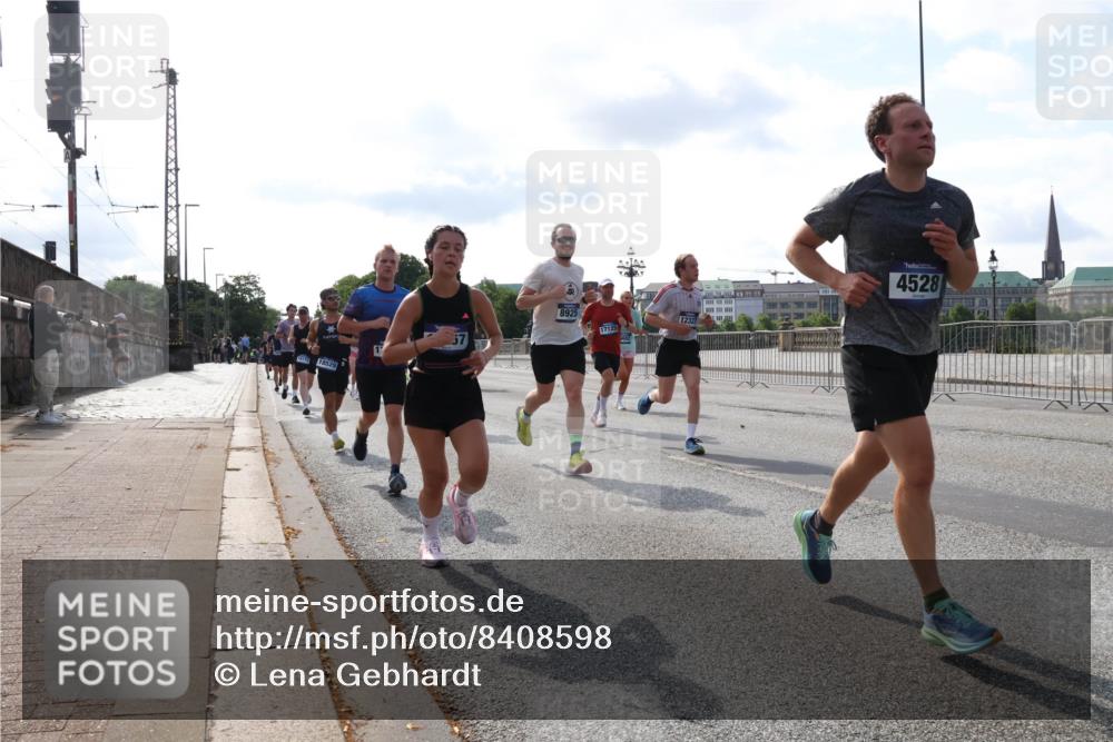 29.06.2025 - hella hamburg halbmarathon Lena Gebhardt http://msf.ph/oto/8408598 29.06.2025 09:49:56 Lombardsbrücke 18529, 8925, 17125, 12327, 4528, 1343, 1445, 1615, 1675, 1800, 1803, 1975, 2324, 2415, 2573, 2750, 2949, 3136, 3282, 3431, 3530, 4148, 4303, 4318, 4425, 4528, 5248, 5409, 6095, 6123, 6682, 6704, 7035, 7229, 7495, 7774, 7796, 8370, 8465, 8629, 8925, 9264, 9265, 9294, 9296, 9686, 9711, 9914, 9979, 10680, 10894, 10930, 11765, 12327, 12540, 12554, 12839, 13141, 13457, 13800, 14077, 14204, 14359, 14374, 14560, 14629, 14688, 14789, 15094 meine-sportfotos.de