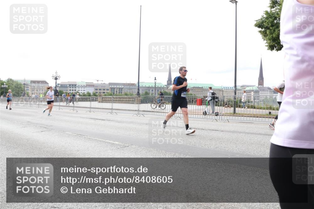 29.06.2025 - hella hamburg halbmarathon Lena Gebhardt http://msf.ph/oto/8408605 29.06.2025 10:24:49 Lombardsbrücke 1064, 1352, 1395, 1740, 2000, 2108, 2249, 2280, 2477, 2944, 3053, 3099, 3113, 3132, 3421, 3786, 4008, 4010, 4111, 4162, 4221, 4444, 4464, 5126, 5138, 5829, 5830, 6261, 6478, 6570, 7778, 7975, 9573, 10907, 11400, 11651, 11816, 11817, 12070, 12303, 13111, 13113, 13380, 13573, 13638, 14143, 14649, 14898, 15124, 15153, 15942, 15975, 17185, 17535, 17954, 18194, 18198 meine-sportfotos.de