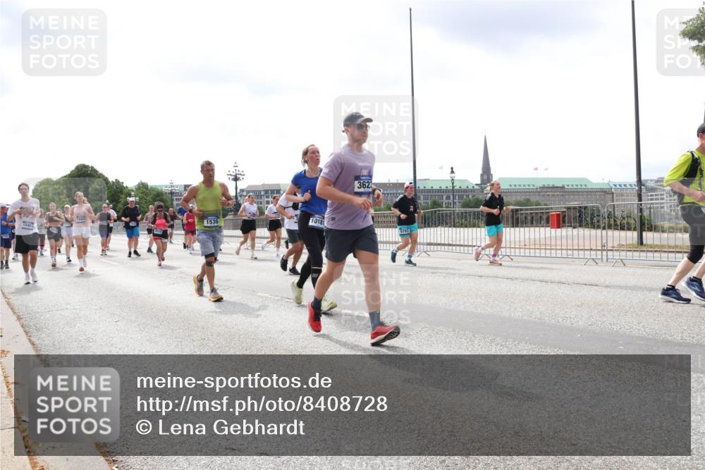 29.06.2025 - hella hamburg halbmarathon Lena Gebhardt http://msf.ph/oto/8408728 29.06.2025 10:41:34 Lombardsbrücke 1536, 1048, 10181, 3623, 6793, 1314, 1509, 1536, 1542, 1623, 1712, 1731, 2153, 2229, 2258, 2805, 3344, 3532, 3533, 3623, 4412, 4415, 4541, 4610, 4787, 5086, 5225, 5432, 5688, 5689, 5928, 5942, 6088, 6250, 6320, 6450, 6474, 6618, 6793, 6894, 7022, 7023, 7477, 7661, 7821, 7955, 7968, 8004, 8162, 8163, 8293, 8300, 8301, 8385, 8443, 8586, 8751, 8848, 8878, 8897, 8992, 9588, 9962, 10181, 10269, 10348, 10407, 10483, 10835, 11011, 11166 meine-sportfotos.de