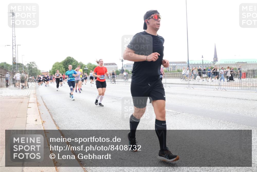 29.06.2025 - hella hamburg halbmarathon Lena Gebhardt http://msf.ph/oto/8408732 29.06.2025 10:50:45 Lombardsbrücke 8483, 1129, 1208, 1259, 1828, 1930, 2047, 2200, 2358, 2859, 3184, 3203, 3229, 3647, 3680, 3838, 3897, 4642, 4695, 4771, 4848, 4961, 5119, 5131, 5289, 6178, 7133, 7141, 7161, 7505, 7677, 7825, 7938, 8200, 8299, 8779, 8833, 8834, 8986, 9096, 9168, 9933, 10029, 10437, 10552, 10614, 10636, 10744, 11426, 11577, 11696, 12392, 12393, 13887, 14102, 14534, 14591, 14940, 15017, 15230, 15416 meine-sportfotos.de