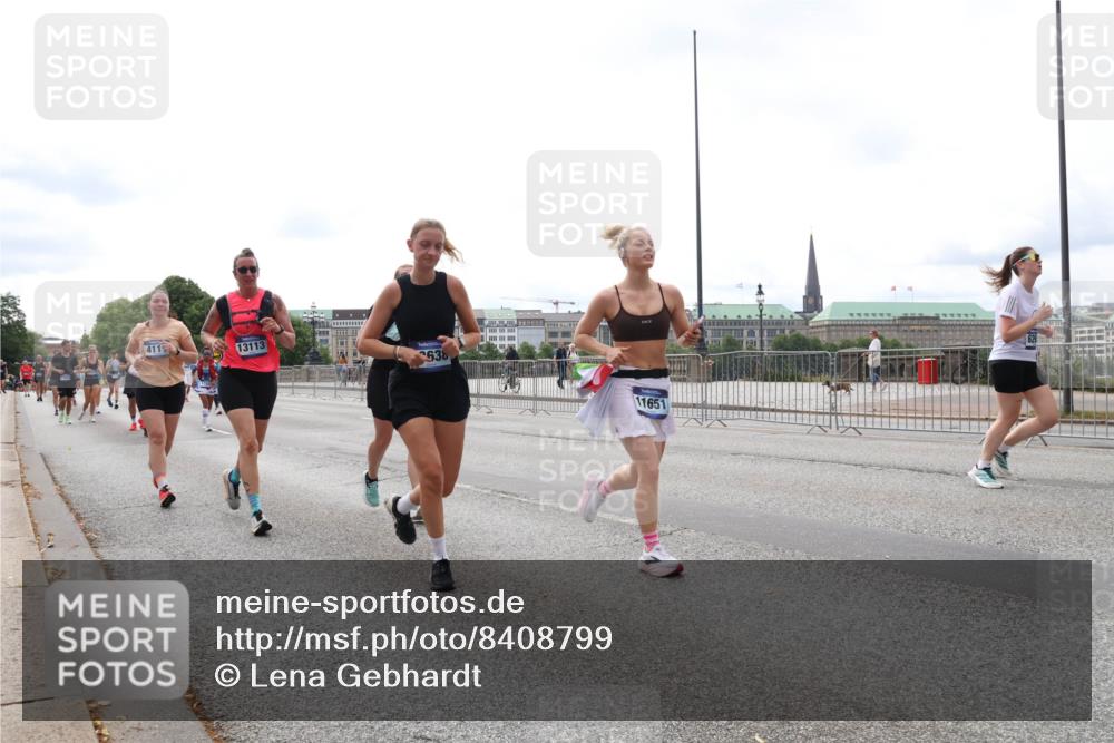29.06.2025 - hella hamburg halbmarathon Lena Gebhardt http://msf.ph/oto/8408799 29.06.2025 10:24:53 Lombardsbrücke 411, 13113, 638, 11651, 1064, 1352, 1395, 1740, 2000, 2108, 2249, 2280, 2944, 3053, 3099, 3113, 3132, 3421, 3786, 3920, 4008, 4010, 4111, 4221, 4444, 4464, 5126, 5138, 5829, 5830, 6261, 6570, 7778, 8083, 9573, 10907, 11400, 11651, 11816, 11817, 11921, 12070, 12303, 13111, 13113, 13380, 13573, 13638, 14143, 14649, 14898, 15124, 15153, 15679, 15942, 15975, 17185, 17535, 17954, 18194, 18198 meine-sportfotos.de