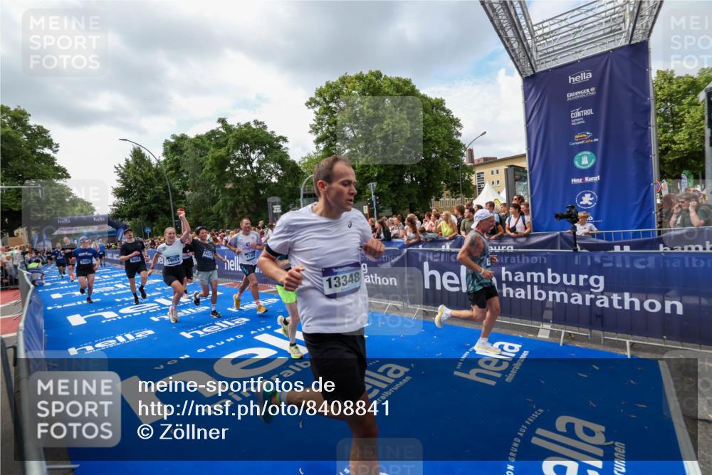 29.06.2025 - hella hamburg halbmarathon Zöllner http://msf.ph/oto/8408841 29.06.2025 10:43:31 Ziel 2653, 3928, 4080, 5124, 5436, 5506, 7635, 8664, 9931, 10237, 10246, 11648, 12623, 13348, 16338, 16720, 17391, 18513, 18810, 18942, 18987, 19009, 19051 meine-sportfotos.de