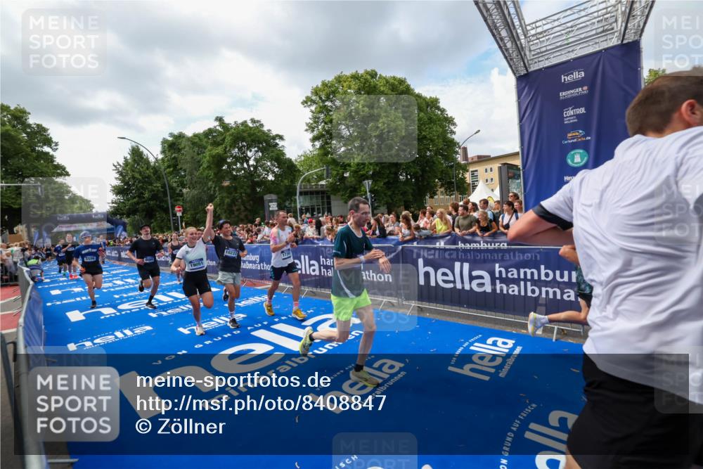 29.06.2025 - hella hamburg halbmarathon Zöllner http://msf.ph/oto/8408847 29.06.2025 10:43:31 Ziel 2653, 3928, 4080, 5124, 5436, 5506, 7635, 8664, 9931, 10237, 10246, 11648, 12623, 13348, 16338, 16720, 17391, 18513, 18810, 18942, 18987, 19009, 19051 meine-sportfotos.de