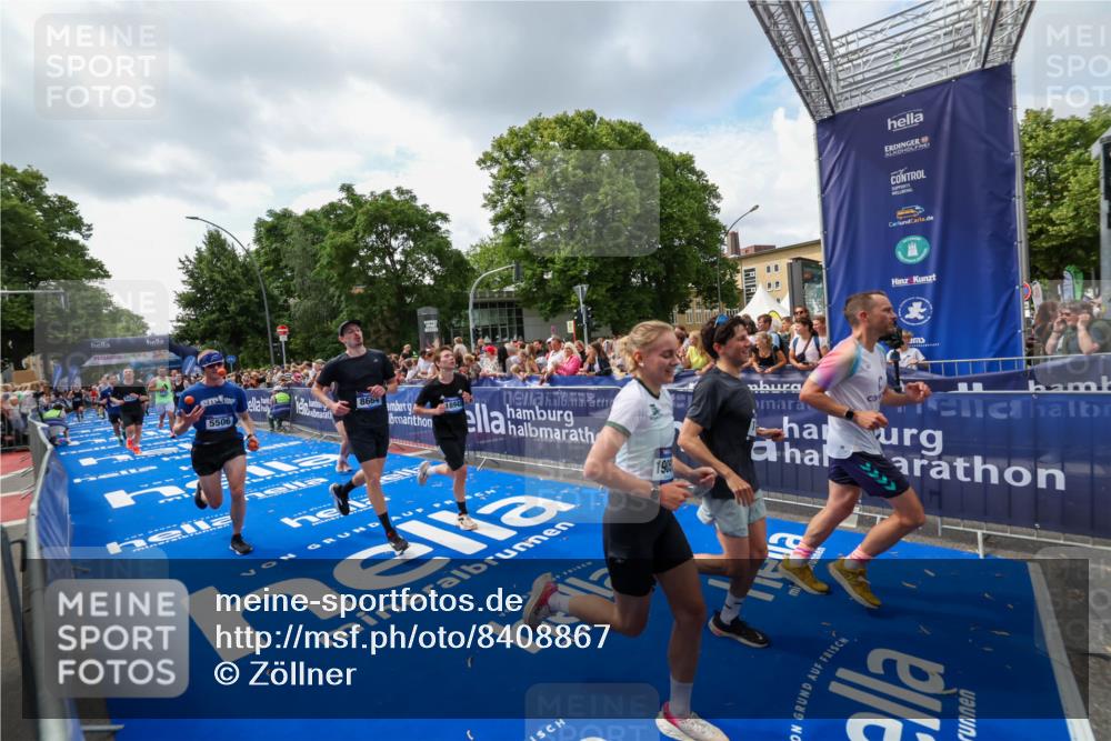 29.06.2025 - hella hamburg halbmarathon Zöllner http://msf.ph/oto/8408867 29.06.2025 10:43:32 Ziel 2653, 3928, 4080, 5124, 5436, 5506, 7635, 8664, 9931, 10237, 10246, 11648, 12623, 14484, 16338, 17391, 18513, 18775, 18810, 18942, 19009, 19051, 19229 meine-sportfotos.de
