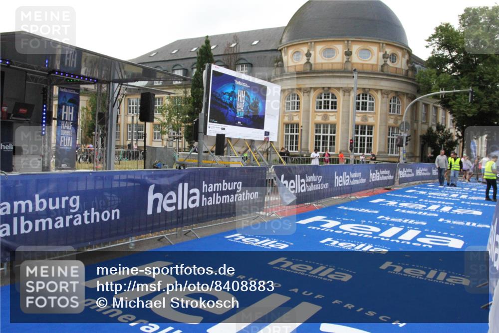 29.06.2025 - hella hamburg halbmarathon Michael Strokosch http://msf.ph/oto/8408883 29.06.2025 08:37:01 Ziel  meine-sportfotos.de