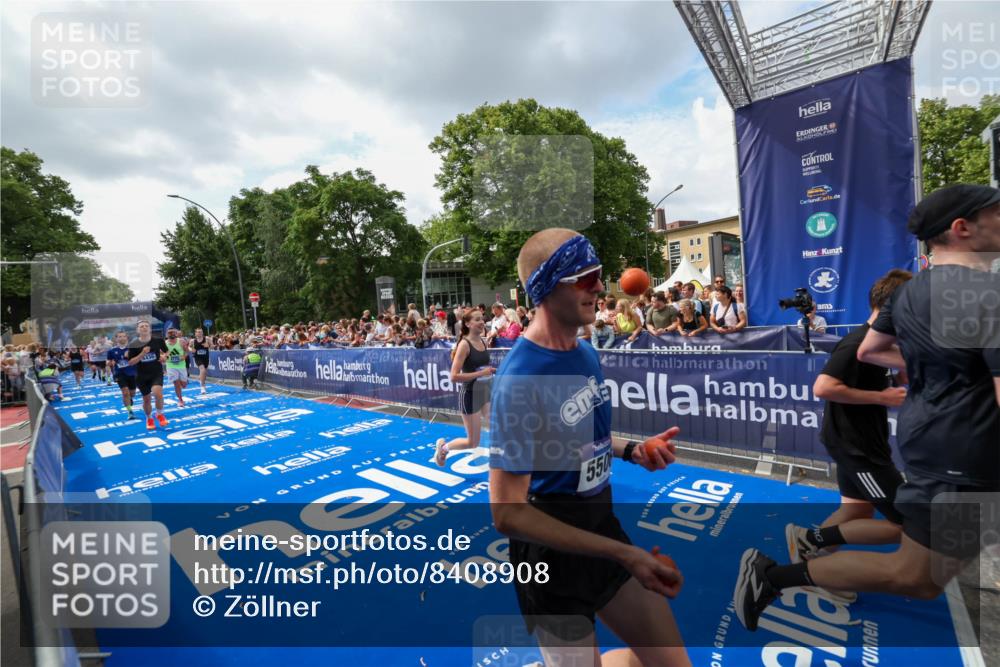 29.06.2025 - hella hamburg halbmarathon Zöllner http://msf.ph/oto/8408908 29.06.2025 10:43:34 Ziel 3928, 4080, 5124, 5436, 5506, 7635, 8664, 9931, 10246, 11648, 12623, 14484, 16338, 18513, 18775, 18810, 18942, 19229 meine-sportfotos.de