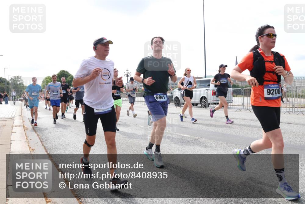 29.06.2025 - hella hamburg halbmarathon Lena Gebhardt http://msf.ph/oto/8408935 29.06.2025 10:16:54 Lombardsbrücke 10320, 13365, 3450, 6941, 3023, 9208, 1117, 1137, 1240, 1298, 1331, 1348, 1356, 1403, 1553, 1602, 1825, 2225, 2347, 2908, 2912, 3088, 3156, 3176, 3210, 3450, 3484, 3622, 3687, 4478, 5036, 5037, 5390, 5929, 5930, 5995, 6328, 6488, 6742, 6941, 6948, 7114, 7115, 7158, 7257, 7345, 7358, 7360, 7376, 7924, 7928, 8263, 8295, 8317, 8513, 8558, 8619, 8707, 8847, 8857, 8983, 9091, 9208, 9332, 9492, 9664, 9676, 10076, 10232 meine-sportfotos.de