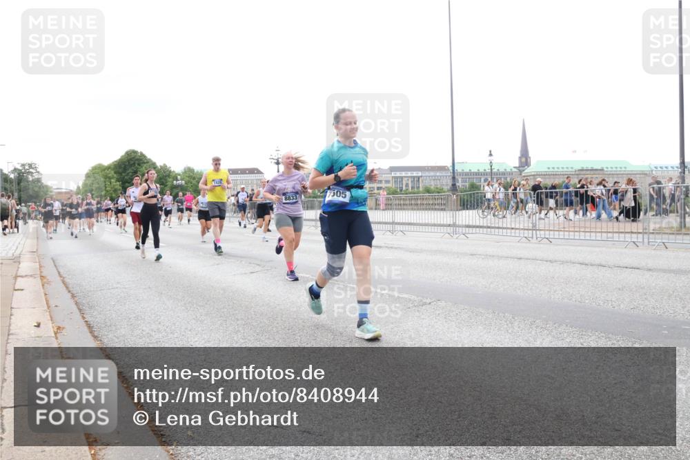 29.06.2025 - hella hamburg halbmarathon Lena Gebhardt http://msf.ph/oto/8408944 29.06.2025 10:50:48 Lombardsbrücke 1828, 8833, 7505, 1129, 1208, 1259, 1828, 1930, 2047, 2200, 2358, 2859, 3184, 3203, 3229, 3647, 3680, 3838, 4642, 4695, 4771, 4848, 4961, 5131, 5286, 5289, 6178, 7133, 7141, 7161, 7505, 7677, 7770, 7771, 7825, 7938, 8200, 8299, 8779, 8833, 8834, 8986, 9096, 9168, 9933, 10029, 10437, 10552, 10614, 10636, 10744, 11052, 11252, 11577, 11696, 12392, 12393, 13887, 14102, 14534, 14591, 15017, 15230, 15416 meine-sportfotos.de