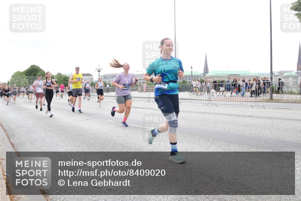 29.06.2025 - hella hamburg halbmarathon Lena Gebhardt http://msf.ph/oto/8409020 29.06.2025 10:50:48 Lombardsbrücke 1129, 1208, 1259, 1828, 1930, 2047, 2200, 2358, 2859, 3184, 3203, 3229, 3647, 3680, 3838, 4642, 4695, 4771, 4848, 4961, 5131, 5286, 5289, 6178, 7133, 7141, 7161, 7505, 7677, 7770, 7771, 7825, 7938, 8200, 8299, 8779, 8833, 8834, 8986, 9096, 9168, 9933, 10029, 10437, 10552, 10614, 10636, 10744, 11052, 11252, 11577, 11696, 12392, 12393, 13887, 14102, 14534, 14591, 15017, 15230, 15416 meine-sportfotos.de