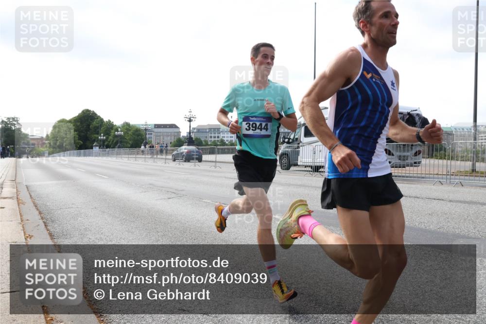 29.06.2025 - hella hamburg halbmarathon Lena Gebhardt http://msf.ph/oto/8409039 29.06.2025 09:37:47 Lombardsbrücke 3944, 45, 50, 3944, 12673 meine-sportfotos.de