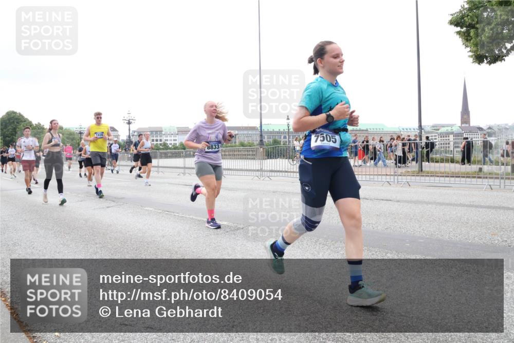 29.06.2025 - hella hamburg halbmarathon Lena Gebhardt http://msf.ph/oto/8409054 29.06.2025 10:50:48 Lombardsbrücke 1828, 8833, 7505, 1129, 1208, 1259, 1828, 1930, 2047, 2200, 2358, 2859, 3184, 3203, 3229, 3647, 3680, 3838, 4642, 4695, 4771, 4848, 4961, 5131, 5286, 5289, 6178, 7133, 7141, 7161, 7505, 7677, 7770, 7771, 7825, 7938, 8200, 8299, 8779, 8833, 8834, 8986, 9096, 9168, 9933, 10029, 10437, 10552, 10614, 10636, 10744, 11052, 11252, 11577, 11696, 12392, 12393, 13887, 14102, 14534, 14591, 15017, 15230, 15416 meine-sportfotos.de