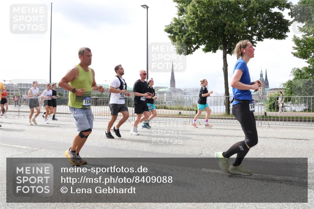 29.06.2025 - hella hamburg halbmarathon Lena Gebhardt http://msf.ph/oto/8409088 29.06.2025 10:41:36 Lombardsbrücke 334, 11166, 1536, 793, 1314, 1509, 1536, 1542, 1623, 1648, 1712, 1731, 2153, 2229, 2258, 2805, 3344, 3532, 3533, 3623, 4412, 4415, 4541, 4610, 4787, 5225, 5432, 5688, 5689, 5928, 5942, 6088, 6250, 6320, 6450, 6618, 6793, 6894, 7022, 7023, 7477, 7821, 7955, 7968, 8004, 8162, 8163, 8293, 8300, 8301, 8385, 8443, 8586, 8751, 8848, 8878, 8897, 8992, 9467, 9588, 9962, 10181, 10348, 10483, 10835, 11011, 11166 meine-sportfotos.de