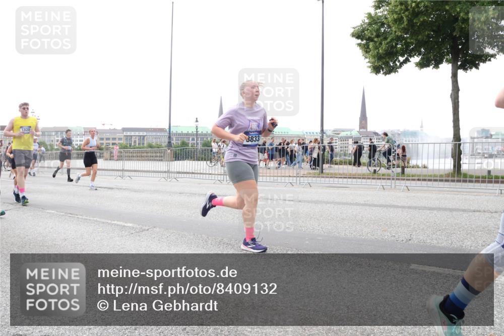 29.06.2025 - hella hamburg halbmarathon Lena Gebhardt http://msf.ph/oto/8409132 29.06.2025 10:50:49 Lombardsbrücke 1828, 3833, 1129, 1203, 1208, 1259, 1404, 1828, 1930, 2047, 2200, 2358, 2859, 3184, 3203, 3229, 3647, 3680, 3838, 4642, 4695, 4771, 4848, 4961, 5131, 5286, 5289, 6178, 7133, 7141, 7161, 7505, 7677, 7770, 7771, 7825, 7938, 8200, 8299, 8779, 8833, 8834, 8986, 9096, 9168, 9933, 10029, 10437, 10552, 10614, 10636, 10744, 11052, 11252, 11577, 12392, 12393, 13887, 14102, 14534, 14591, 15017, 15230, 15416 meine-sportfotos.de