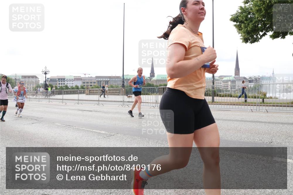 29.06.2025 - hella hamburg halbmarathon Lena Gebhardt http://msf.ph/oto/8409176 29.06.2025 10:24:56 Lombardsbrücke 17535, 1352, 1395, 1740, 2000, 2108, 2249, 2280, 2944, 3053, 3099, 3113, 3132, 3421, 3920, 3961, 3963, 4008, 4010, 4111, 4221, 4444, 5126, 5138, 5829, 5830, 6261, 6570, 7778, 8083, 9573, 10907, 11400, 11651, 11816, 11817, 11921, 12070, 12303, 13111, 13113, 13638, 14649, 14898, 15124, 15153, 15679, 15942, 15975, 17185, 17535, 17954, 18194, 18198 meine-sportfotos.de