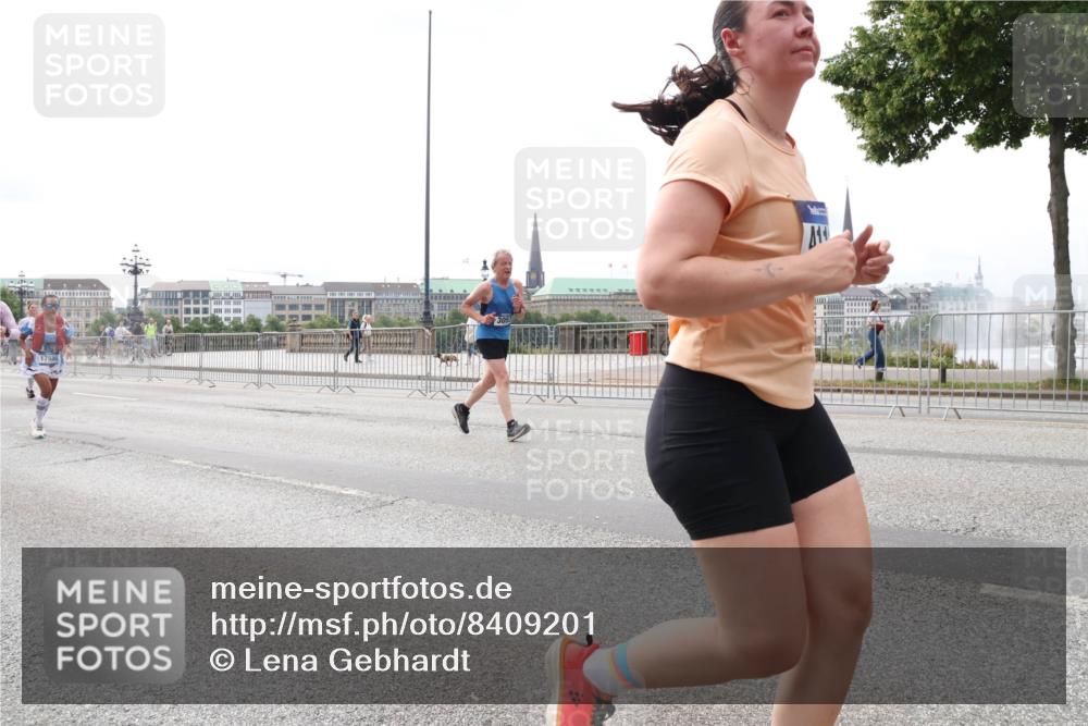 29.06.2025 - hella hamburg halbmarathon Lena Gebhardt http://msf.ph/oto/8409201 29.06.2025 10:24:56 Lombardsbrücke 17535, 1352, 1395, 1740, 2000, 2108, 2249, 2280, 2944, 3053, 3099, 3113, 3132, 3421, 3920, 3961, 3963, 4008, 4010, 4111, 4221, 4444, 5126, 5138, 5829, 5830, 6261, 6570, 7778, 8083, 9573, 10907, 11400, 11651, 11816, 11817, 11921, 12070, 12303, 13111, 13113, 13638, 14649, 14898, 15124, 15153, 15679, 15942, 15975, 17185, 17535, 17954, 18194, 18198 meine-sportfotos.de