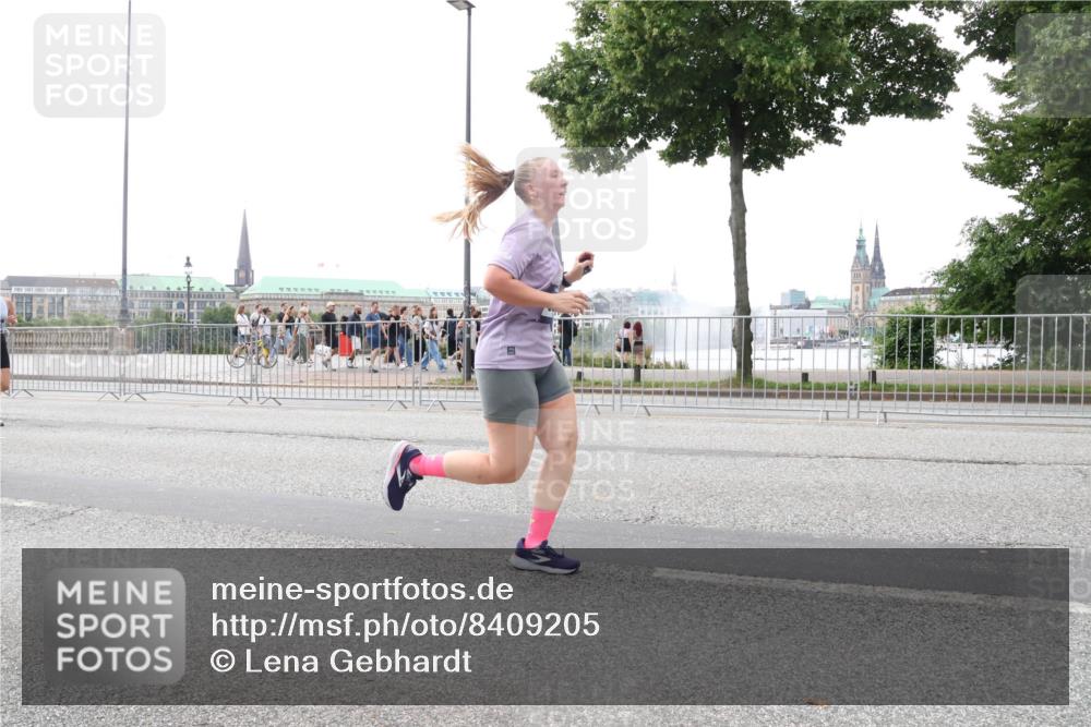 29.06.2025 - hella hamburg halbmarathon Lena Gebhardt http://msf.ph/oto/8409205 29.06.2025 10:50:49 Lombardsbrücke 1129, 1203, 1208, 1259, 1404, 1828, 1930, 2047, 2200, 2358, 2859, 3184, 3203, 3229, 3647, 3680, 3838, 4642, 4695, 4771, 4848, 4961, 5131, 5286, 5289, 6178, 7133, 7141, 7161, 7505, 7677, 7770, 7771, 7825, 7938, 8200, 8299, 8779, 8833, 8834, 8986, 9096, 9168, 9933, 10029, 10437, 10552, 10614, 10636, 10744, 11052, 11252, 11577, 12392, 12393, 13887, 14102, 14534, 14591, 15017, 15230, 15416 meine-sportfotos.de