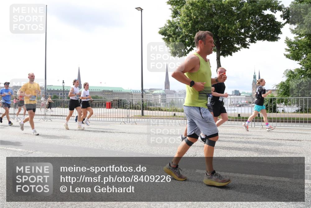 29.06.2025 - hella hamburg halbmarathon Lena Gebhardt http://msf.ph/oto/8409226 29.06.2025 10:41:37 Lombardsbrücke 16021, 1314, 1509, 1536, 1542, 1623, 1648, 1712, 1731, 2153, 2229, 2258, 2805, 3344, 3532, 3533, 3623, 4412, 4415, 4541, 4610, 4787, 5432, 5688, 5689, 5928, 5942, 6088, 6137, 6250, 6320, 6450, 6618, 6793, 6894, 7022, 7023, 7477, 7821, 7955, 7968, 8004, 8162, 8163, 8293, 8300, 8301, 8385, 8443, 8586, 8751, 8848, 8878, 8897, 8992, 9467, 9588, 10181, 10348, 10483, 11011, 11166 meine-sportfotos.de