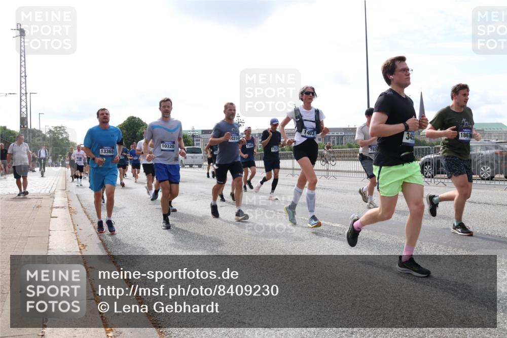 29.06.2025 - hella hamburg halbmarathon Lena Gebhardt http://msf.ph/oto/8409230 29.06.2025 10:16:55 Lombardsbrücke 10320, 13365, 0314, 1403, 792, 345, 1867, 1117, 1137, 1240, 1298, 1331, 1348, 1356, 1403, 1553, 1602, 1825, 2225, 2347, 2908, 2912, 3088, 3156, 3176, 3210, 3450, 3484, 3622, 3687, 4478, 5036, 5037, 5390, 5929, 5930, 5995, 6328, 6488, 6742, 6941, 6948, 7114, 7115, 7158, 7257, 7345, 7358, 7360, 7376, 7924, 7928, 8263, 8295, 8317, 8513, 8558, 8619, 8707, 8847, 8857, 8983, 9091, 9208, 9332, 9492, 9664, 9676, 10076, 10232 meine-sportfotos.de