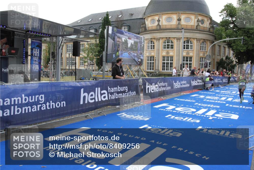 29.06.2025 - hella hamburg halbmarathon Michael Strokosch http://msf.ph/oto/8409256 29.06.2025 10:02:34 Ziel 22 meine-sportfotos.de