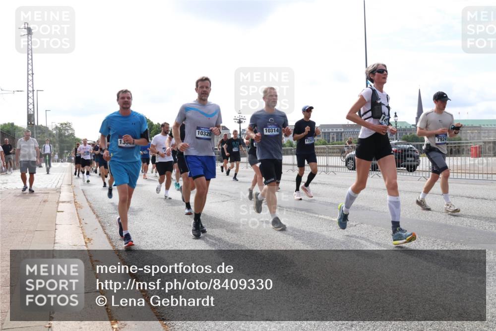29.06.2025 - hella hamburg halbmarathon Lena Gebhardt http://msf.ph/oto/8409330 29.06.2025 10:16:56 Lombardsbrücke 1350, 10320, 11410, 10314, 17527, 7924, 1117, 1137, 1240, 1298, 1331, 1348, 1356, 1403, 1553, 1602, 1825, 2225, 2347, 2908, 2912, 3088, 3156, 3176, 3210, 3450, 3484, 3622, 3687, 4478, 5036, 5037, 5390, 5929, 5930, 5995, 6328, 6488, 6742, 6941, 6948, 7114, 7115, 7158, 7257, 7345, 7358, 7360, 7376, 7924, 7928, 8253, 8263, 8295, 8317, 8513, 8558, 8619, 8707, 8847, 8857, 8983, 9091, 9208, 9332, 9492, 9664, 9676, 10076, 10232 meine-sportfotos.de