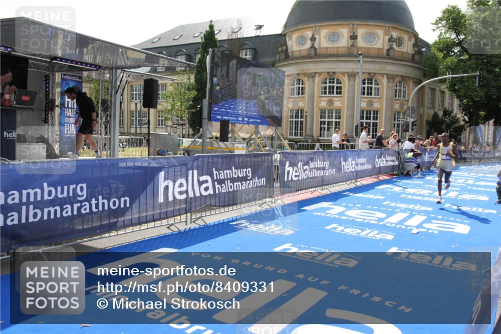 29.06.2025 - hella hamburg halbmarathon Michael Strokosch http://msf.ph/oto/8409331 29.06.2025 10:02:59 Ziel 7, 9 meine-sportfotos.de