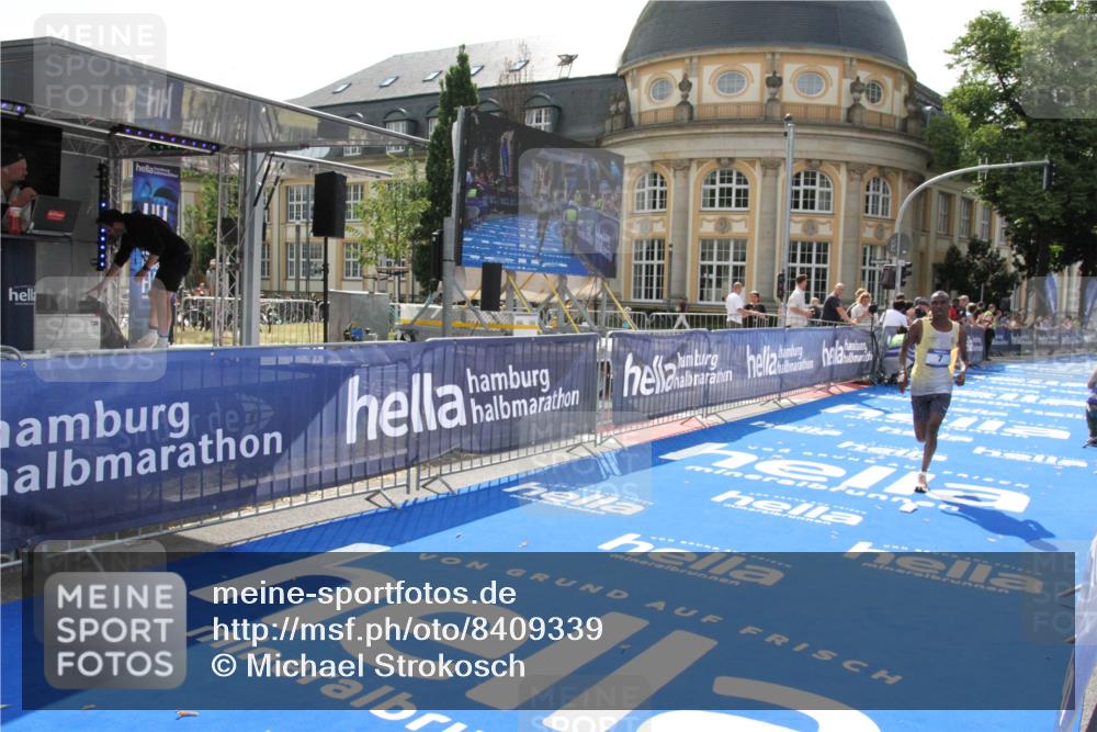29.06.2025 - hella hamburg halbmarathon Michael Strokosch http://msf.ph/oto/8409339 29.06.2025 10:02:59 Ziel 7, 9 meine-sportfotos.de