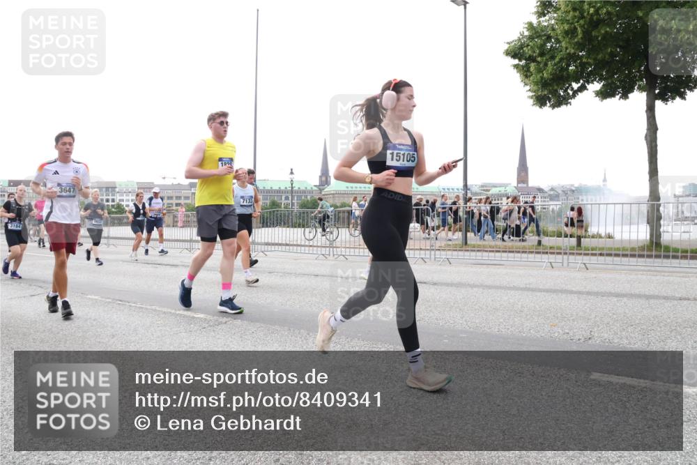 29.06.2025 - hella hamburg halbmarathon Lena Gebhardt http://msf.ph/oto/8409341 29.06.2025 10:50:51 Lombardsbrücke 3184, 3647, 1920, 7133, 15105, 1129, 1203, 1208, 1259, 1404, 1828, 1930, 2047, 2200, 2358, 2859, 3184, 3229, 3647, 3680, 3838, 3934, 4642, 4695, 4771, 4848, 4961, 5131, 5286, 5289, 6178, 7133, 7141, 7161, 7505, 7677, 7770, 7771, 7825, 7938, 8200, 8299, 8779, 8833, 8834, 8986, 9096, 9168, 9933, 10029, 10437, 10552, 10614, 10636, 10744, 11052, 11252, 11577, 12392, 12393, 14102, 14534, 14591, 15017, 15230, 15416 meine-sportfotos.de