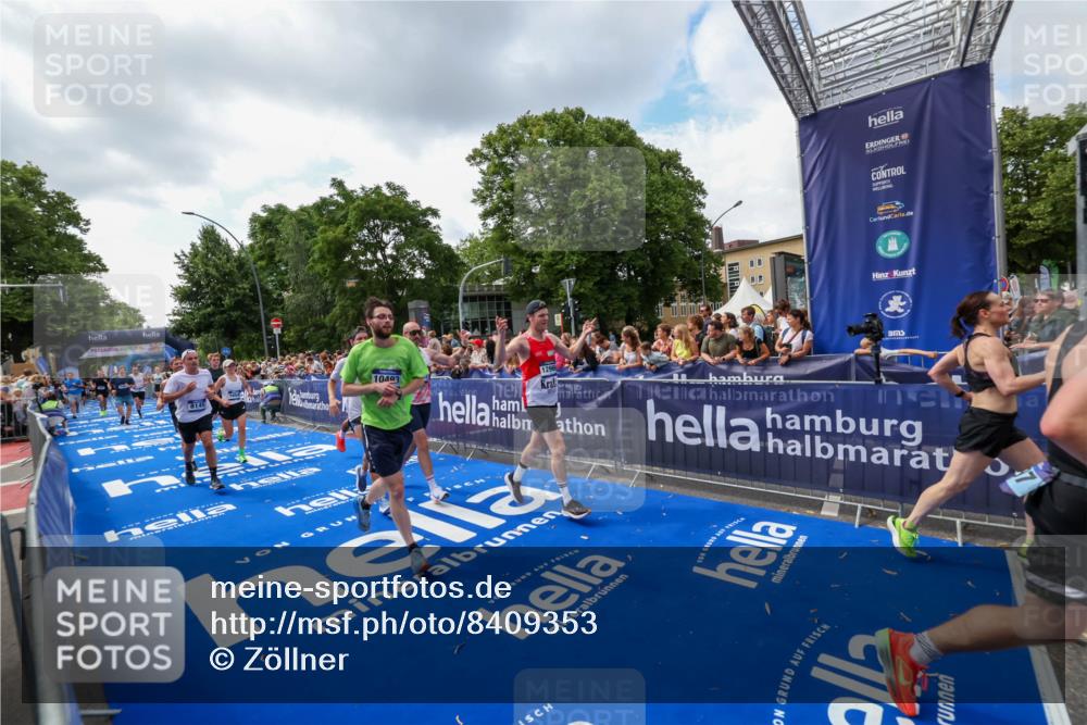 29.06.2025 - hella hamburg halbmarathon Zöllner http://msf.ph/oto/8409353 29.06.2025 10:44:00 Ziel 3697, 3907, 4981, 8063, 8145, 8900, 10493, 10596, 11809, 12438, 12966, 14861, 15383, 16549, 17376, 17403, 17516, 18678 meine-sportfotos.de