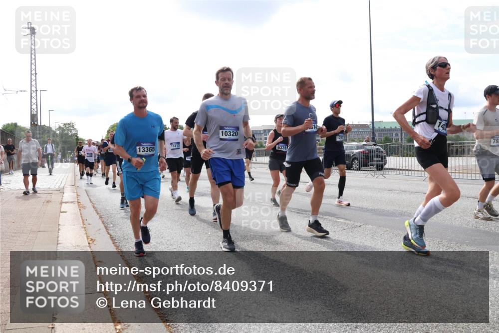 29.06.2025 - hella hamburg halbmarathon Lena Gebhardt http://msf.ph/oto/8409371 29.06.2025 10:16:56 Lombardsbrücke 13365, 15713, 10320, 6328, 14, 1752, 792, 1117, 1137, 1240, 1298, 1331, 1348, 1356, 1403, 1553, 1602, 1825, 2225, 2347, 2908, 2912, 3088, 3156, 3176, 3210, 3450, 3484, 3622, 3687, 4478, 5036, 5037, 5390, 5929, 5930, 5995, 6328, 6488, 6742, 6941, 6948, 7114, 7115, 7158, 7257, 7345, 7358, 7360, 7376, 7924, 7928, 8253, 8263, 8295, 8317, 8513, 8558, 8619, 8707, 8847, 8857, 8983, 9091, 9208, 9332, 9492, 9664, 9676, 10076, 10232 meine-sportfotos.de