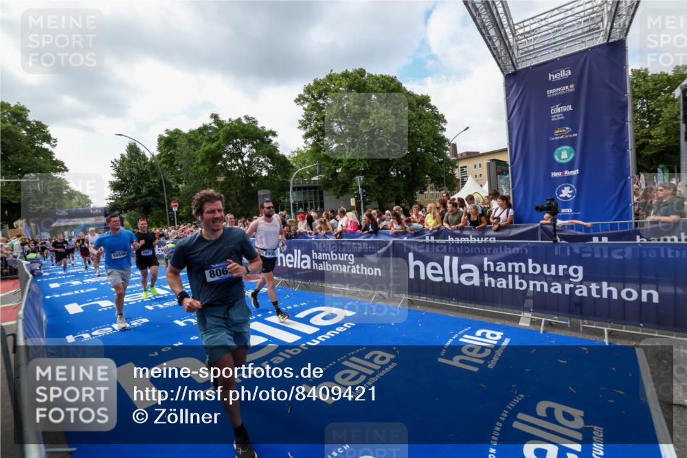 29.06.2025 - hella hamburg halbmarathon Zöllner http://msf.ph/oto/8409421 29.06.2025 10:44:05 Ziel 1391, 1558, 2816, 4981, 6705, 8063, 8900, 9081, 10596, 11346, 13123, 15383, 16506, 16697, 17516, 17977, 18004 meine-sportfotos.de