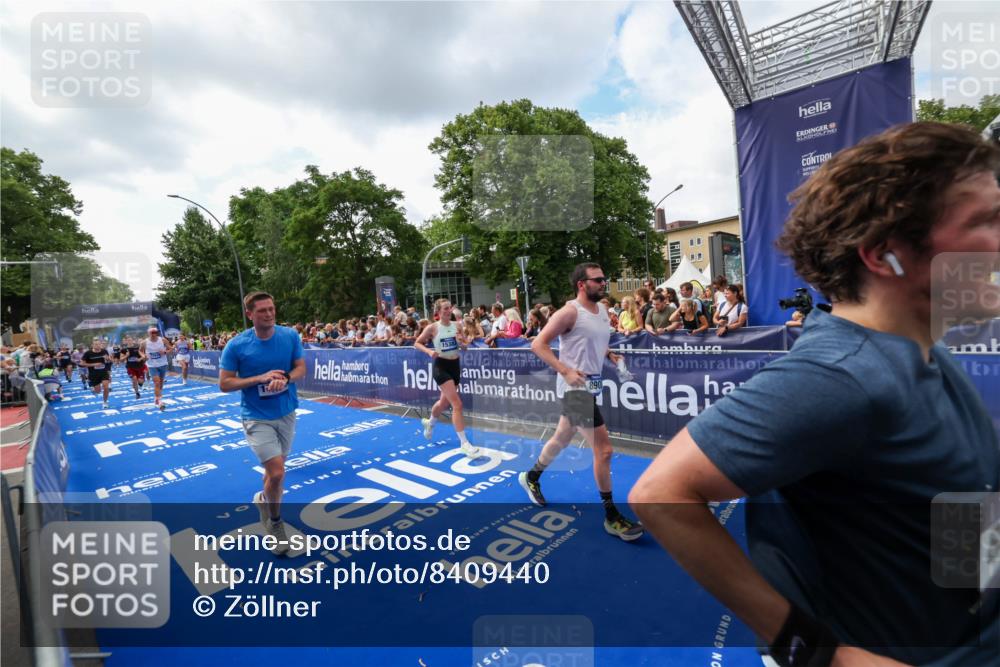 29.06.2025 - hella hamburg halbmarathon Zöllner http://msf.ph/oto/8409440 29.06.2025 10:44:05 Ziel 1391, 1558, 2816, 4981, 6705, 8063, 8900, 9081, 10596, 11346, 13123, 15383, 16506, 16697, 17516, 17977, 18004 meine-sportfotos.de