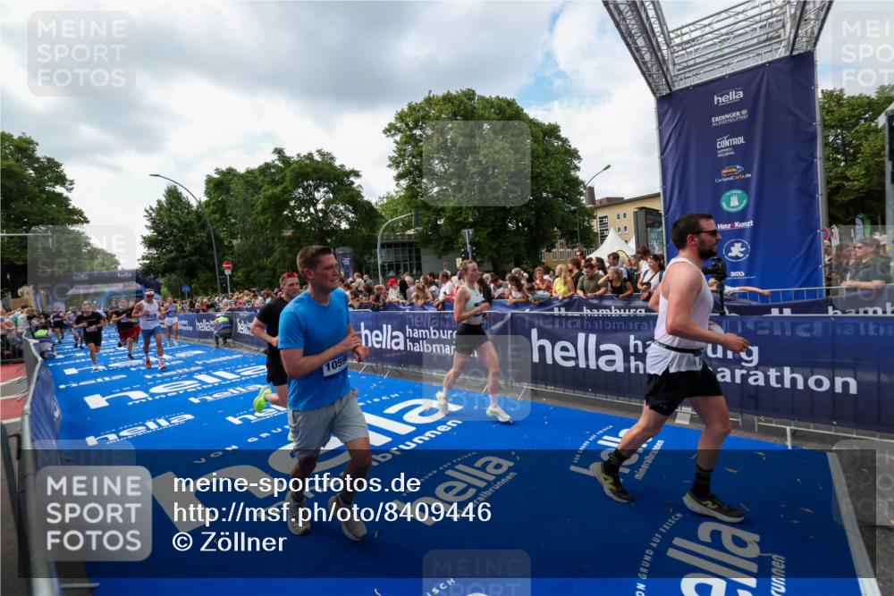 29.06.2025 - hella hamburg halbmarathon Zöllner http://msf.ph/oto/8409446 29.06.2025 10:44:06 Ziel 1391, 1558, 2816, 3021, 4981, 6705, 8900, 9081, 10596, 11346, 13123, 15383, 16506, 16697, 17516, 17977, 18004 meine-sportfotos.de