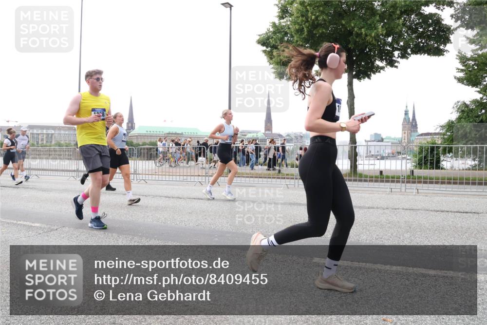 29.06.2025 - hella hamburg halbmarathon Lena Gebhardt http://msf.ph/oto/8409455 29.06.2025 10:50:52 Lombardsbrücke 1020, 1129, 1203, 1208, 1259, 1404, 1828, 1930, 2200, 2358, 2859, 3184, 3229, 3647, 3838, 3934, 4642, 4695, 4771, 4848, 4961, 5131, 5286, 5289, 5530, 6178, 7133, 7141, 7161, 7505, 7677, 7770, 7771, 7825, 7938, 8200, 8299, 8779, 8833, 8834, 8986, 9096, 9168, 9933, 10029, 10437, 10552, 10614, 10636, 10744, 11052, 11252, 11577, 12392, 12393, 14102, 14534, 14591, 15017, 15416 meine-sportfotos.de