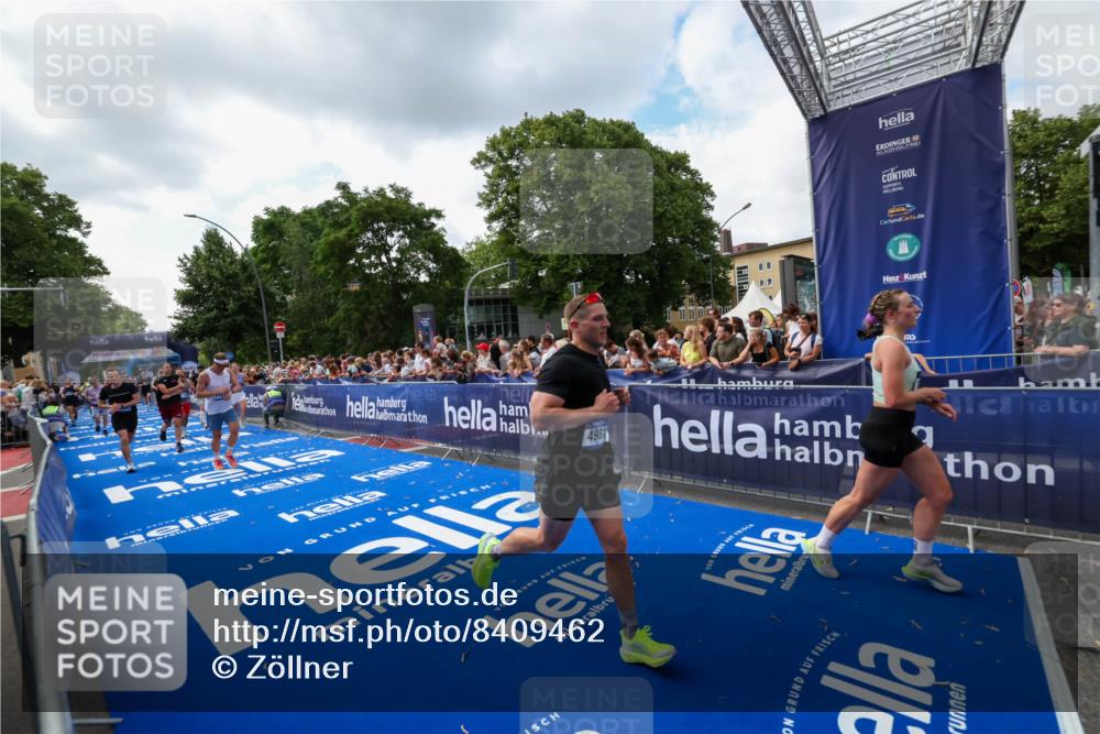 29.06.2025 - hella hamburg halbmarathon Zöllner http://msf.ph/oto/8409462 29.06.2025 10:44:06 Ziel 1391, 1558, 2816, 3021, 4981, 6705, 8900, 9081, 10596, 11346, 13123, 15383, 16506, 16697, 17516, 17977, 18004 meine-sportfotos.de