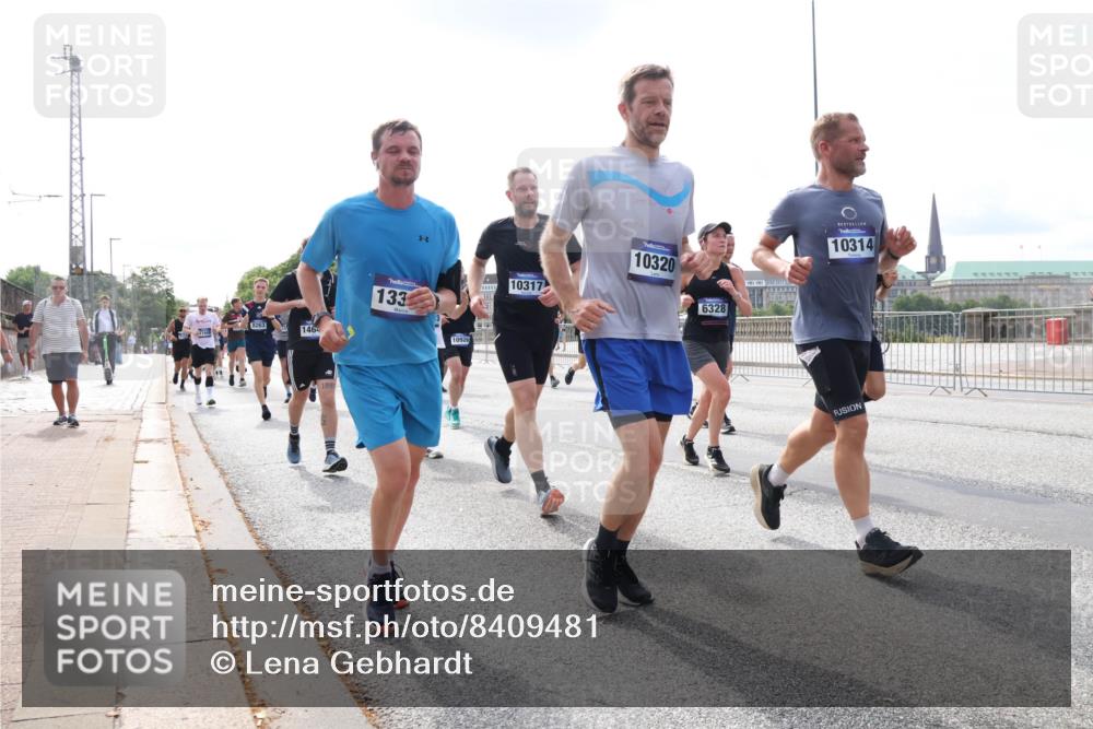 29.06.2025 - hella hamburg halbmarathon Lena Gebhardt http://msf.ph/oto/8409481 29.06.2025 10:16:57 Lombardsbrücke 8263, 1464, 199, 133, 10317, 10926, 10320, 6328, 10314, 1083, 1117, 1137, 1240, 1298, 1331, 1348, 1356, 1403, 1553, 1602, 1825, 2225, 2347, 2908, 2912, 3088, 3156, 3176, 3210, 3450, 3464, 3466, 3484, 3622, 3687, 4478, 5023, 5036, 5037, 5390, 5929, 5930, 5995, 6328, 6488, 6742, 6941, 6948, 7114, 7115, 7158, 7257, 7345, 7358, 7360, 7376, 7924, 7928, 8253, 8263, 8295, 8317, 8513, 8558, 8619, 8707, 8847, 8857, 8983, 9091, 9208, 9332, 9492, 9664, 9676, 10076, 10232 meine-sportfotos.de