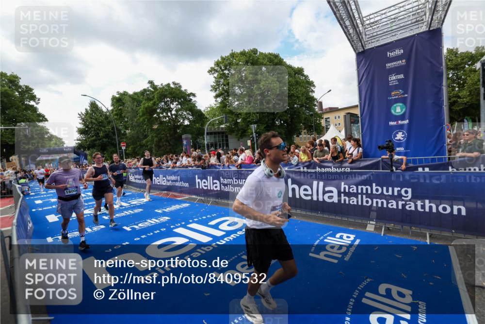 29.06.2025 - hella hamburg halbmarathon Zöllner http://msf.ph/oto/8409532 29.06.2025 10:44:11 Ziel 1391, 2816, 3021, 4999, 5231, 9633, 10193, 10930, 11346, 13123, 14686, 15280, 16506, 16648, 16697, 17748, 17977, 18004 meine-sportfotos.de