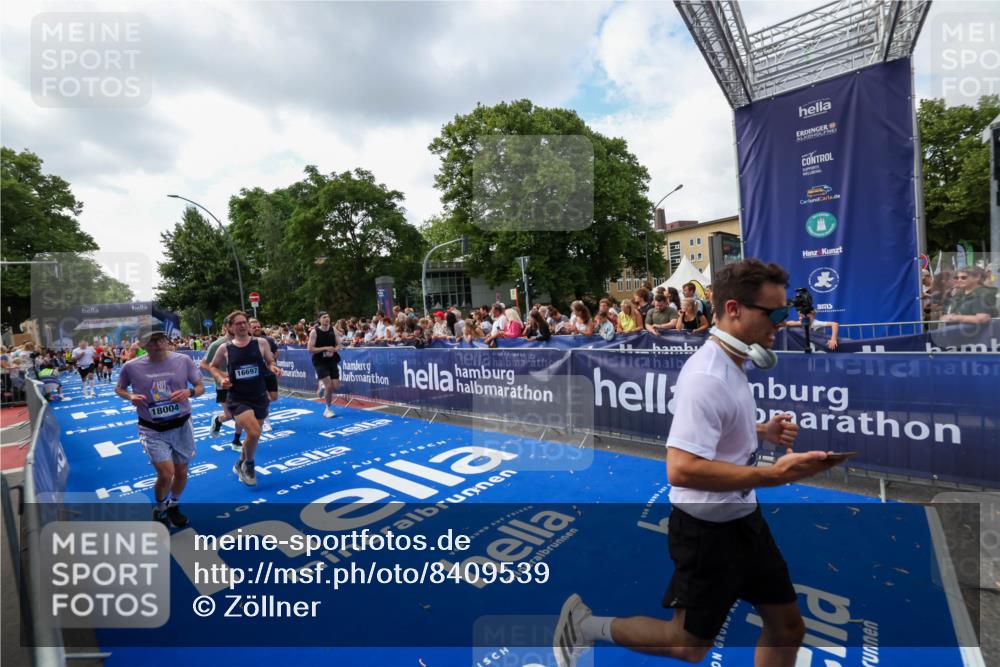 29.06.2025 - hella hamburg halbmarathon Zöllner http://msf.ph/oto/8409539 29.06.2025 10:44:11 Ziel 1391, 2816, 3021, 4999, 5231, 9633, 10193, 10930, 11346, 13123, 14686, 15280, 16506, 16648, 16697, 17748, 17977, 18004 meine-sportfotos.de
