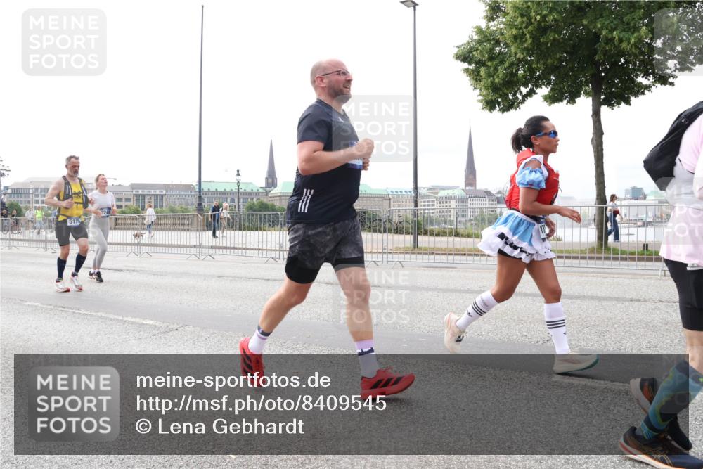 29.06.2025 - hella hamburg halbmarathon Lena Gebhardt http://msf.ph/oto/8409545 29.06.2025 10:24:59 Lombardsbrücke 2249, 1352, 1395, 1740, 2000, 2108, 2249, 2280, 2944, 3053, 3099, 3113, 3132, 3421, 3920, 3961, 3963, 4008, 4010, 4111, 4221, 4444, 5126, 5138, 5564, 5814, 5829, 5830, 6261, 6570, 7778, 8083, 8962, 9573, 9927, 10907, 11400, 11651, 11816, 11817, 11921, 12070, 12303, 13111, 13113, 13638, 14086, 14649, 14898, 15124, 15153, 15679, 15942, 15975, 17185, 17535, 17954, 18194, 18198 meine-sportfotos.de