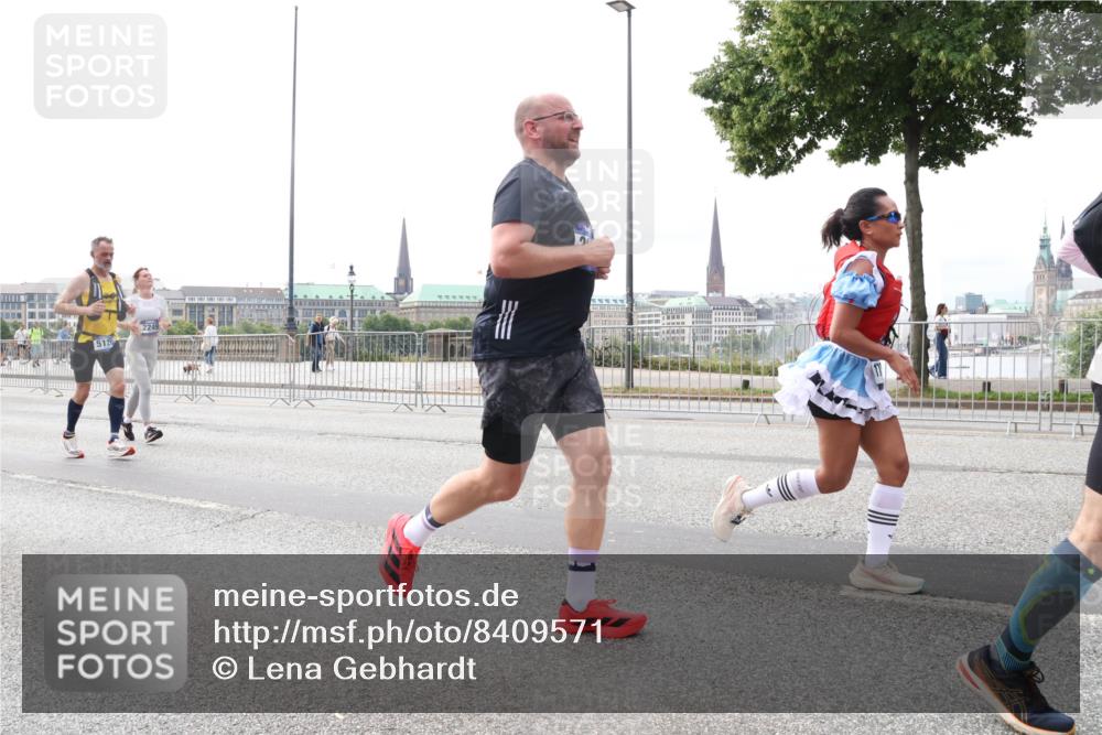 29.06.2025 - hella hamburg halbmarathon Lena Gebhardt http://msf.ph/oto/8409571 29.06.2025 10:24:59 Lombardsbrücke 2249, 1352, 1395, 1740, 2000, 2108, 2249, 2280, 2944, 3053, 3099, 3113, 3132, 3421, 3920, 3961, 3963, 4008, 4010, 4111, 4221, 4444, 5126, 5138, 5564, 5814, 5829, 5830, 6261, 6570, 7778, 8083, 8962, 9573, 9927, 10907, 11400, 11651, 11816, 11817, 11921, 12070, 12303, 13111, 13113, 13638, 14086, 14649, 14898, 15124, 15153, 15679, 15942, 15975, 17185, 17535, 17954, 18194, 18198 meine-sportfotos.de