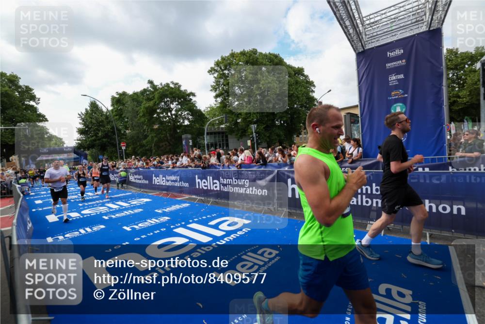 29.06.2025 - hella hamburg halbmarathon Zöllner http://msf.ph/oto/8409577 29.06.2025 10:44:14 Ziel 1391, 3021, 4999, 5231, 5884, 7005, 9633, 10193, 10930, 12159, 14686, 14687, 15225, 15280, 16301, 16316, 16506, 16648, 17748, 18691 meine-sportfotos.de