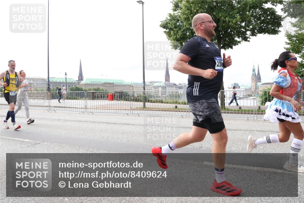29.06.2025 - hella hamburg halbmarathon Lena Gebhardt http://msf.ph/oto/8409624 29.06.2025 10:24:59 Lombardsbrücke 5126, 280, 1352, 1395, 1740, 2000, 2108, 2249, 2280, 2944, 3053, 3099, 3113, 3132, 3421, 3920, 3961, 3963, 4008, 4010, 4111, 4221, 4444, 5126, 5138, 5564, 5814, 5829, 5830, 6261, 6570, 7778, 8083, 8962, 9573, 9927, 10907, 11400, 11651, 11816, 11817, 11921, 12070, 12303, 13111, 13113, 13638, 14086, 14649, 14898, 15124, 15153, 15679, 15942, 15975, 17185, 17535, 17954, 18194, 18198 meine-sportfotos.de